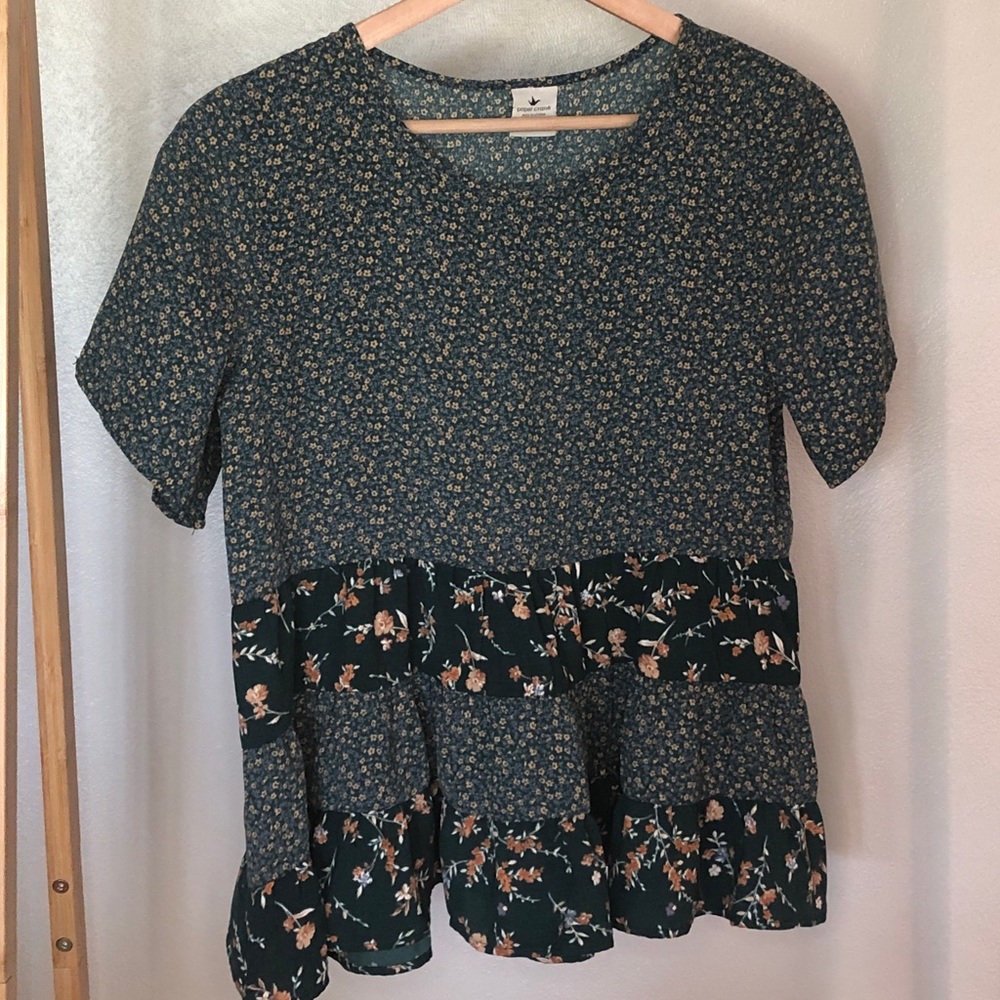 PAPER CRANE GREEN TIERED FLORAL TOP. SIZE SMALL. PERFECT USED CONDITION.